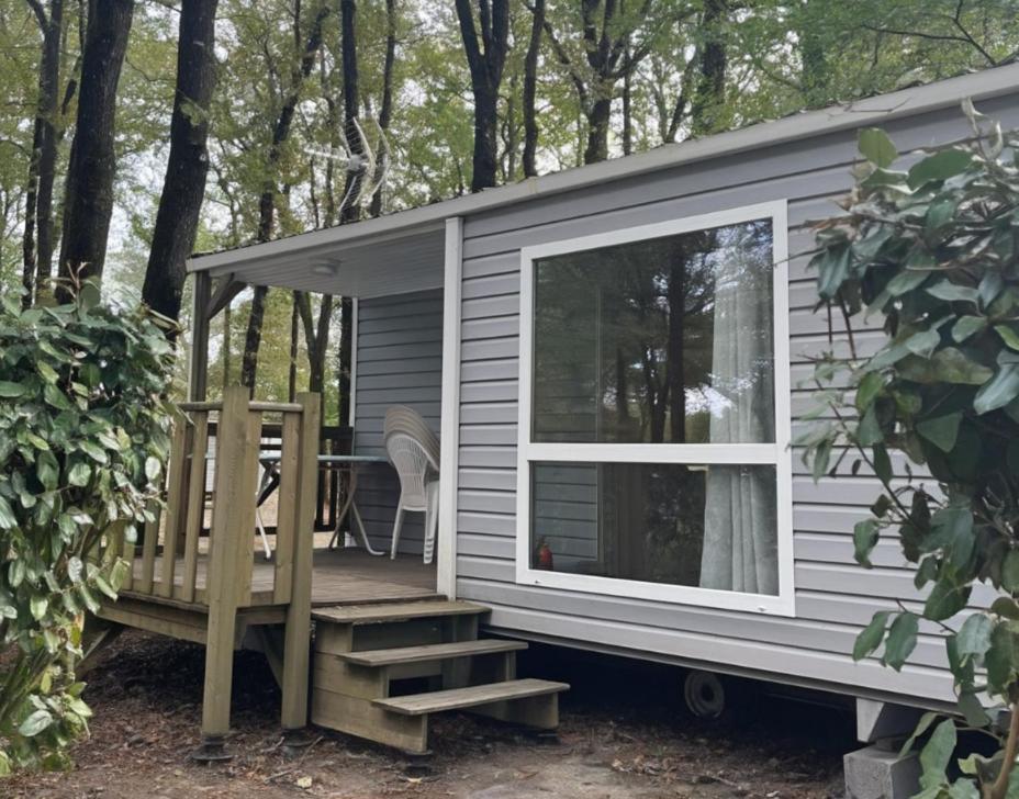 Cette petite maison dispose d'une véranda et d'une fenêtre. dans l'établissement MH tout confort 2ch 5pers 600HM, à La Boissière-de-Montaigu