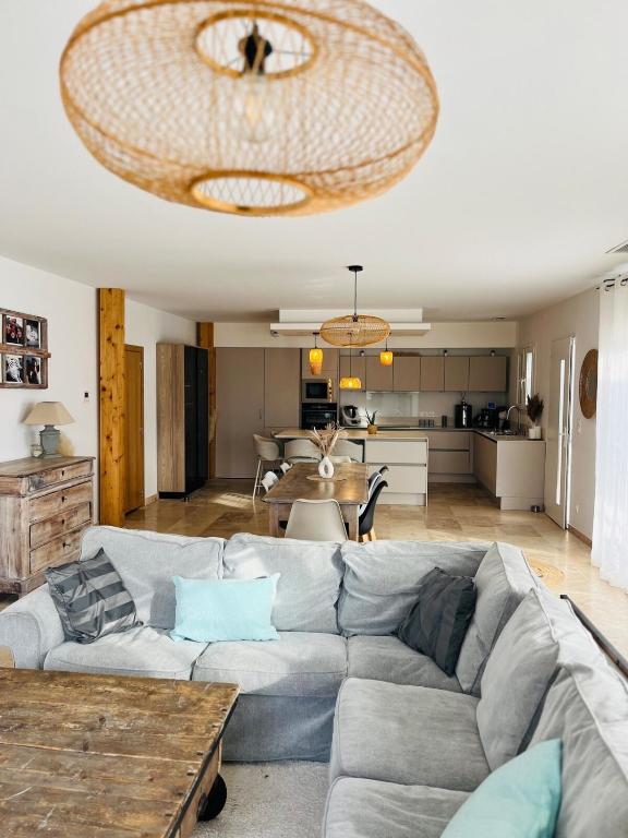 un salon avec un canapé et une table dans l'établissement Large modern house near St Rémy de Provence, à Graveson