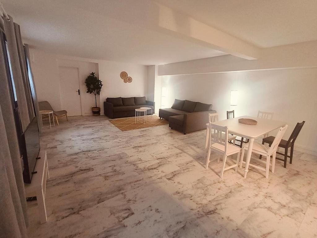 un salon avec une table et un canapé dans l'établissement Superbe appartement T2 de 95 m, à Nice