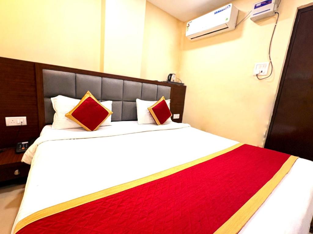 Postel nebo postele na pokoji v ubytování "Kashi Residency" Best Hotel in Varanasi with free wifi and Air Conditioning Room