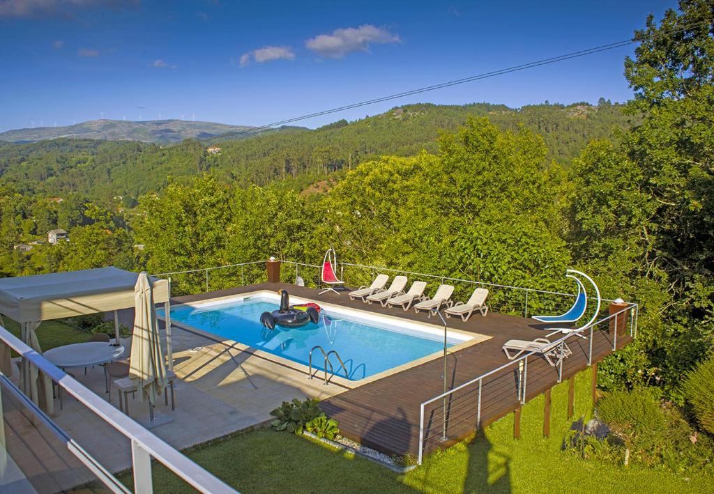 una piscina en la terraza de una casa en Roque Village by Gerês Casas, en Vieira do Minho