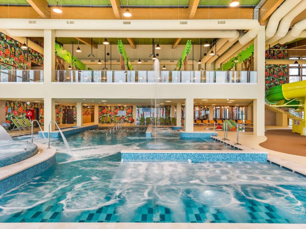 Bazén v ubytování Mövenpick Balaland Resort Lake Balaton nebo v jeho okolí