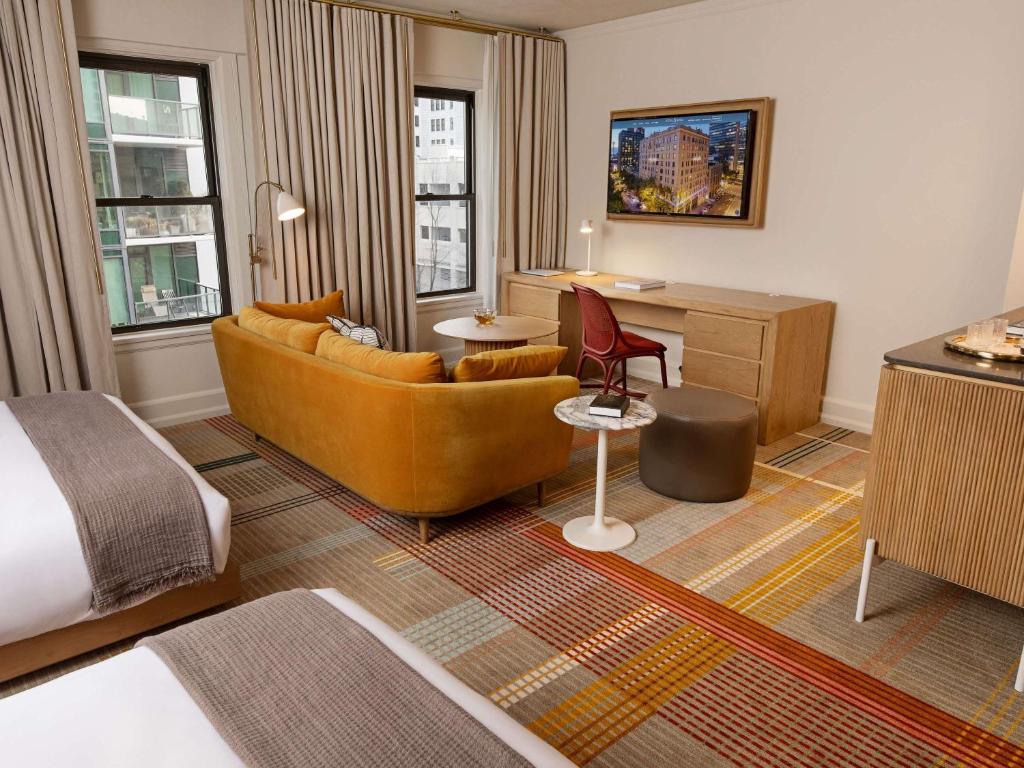 TV a/nebo společenská místnost v ubytování Ändra Hotel Seattle - MGallery Collection