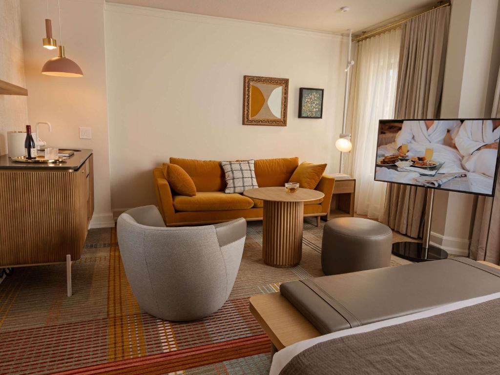 TV a/nebo společenská místnost v ubytování Ändra Hotel Seattle - MGallery Collection