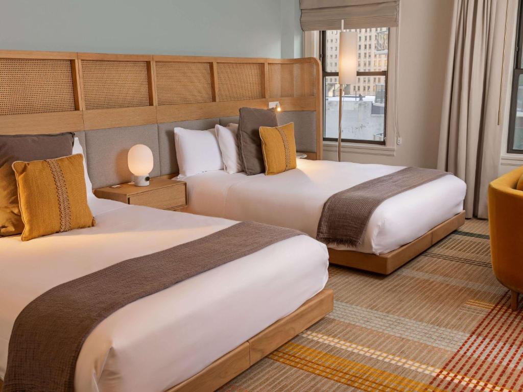 Postel nebo postele na pokoji v ubytování Ändra Hotel Seattle - MGallery Collection