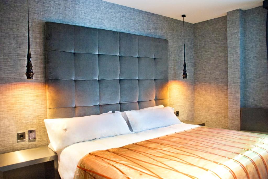 Postel nebo postele na pokoji v ubytování Sant Jordi Boutique Hotel