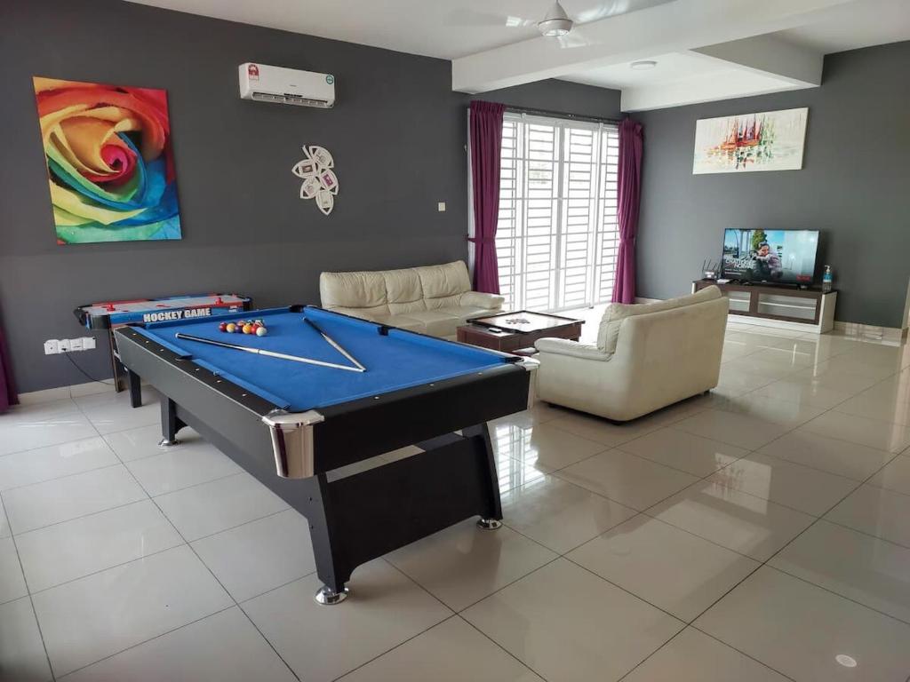 ein Wohnzimmer mit Billardtisch und Couch in der Unterkunft Desaru Recreation House Billiard-Netflix-Dart-BBQ in Bandar Penawar