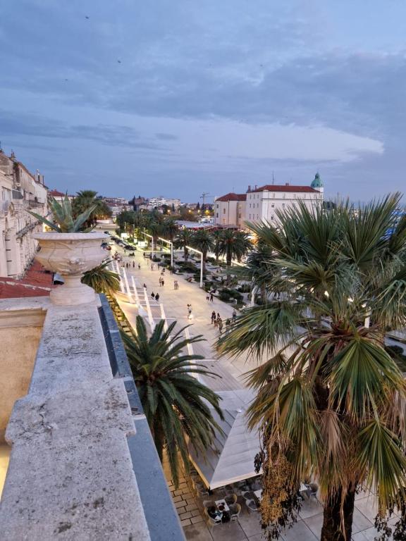 vista su una strada con palme e edifici di Riva Luxury Suites a Spalato (Split)