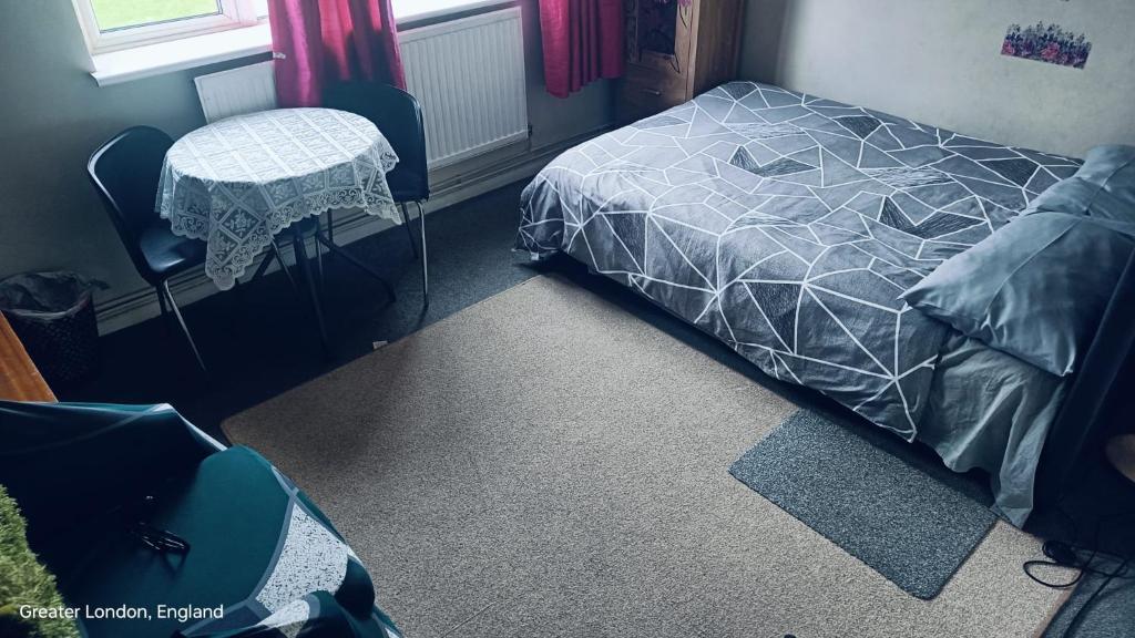 ein Schlafzimmer mit einem Bett und einem Stuhl in der Unterkunft Private room in Hornchurch London Homestay in Hornchurch