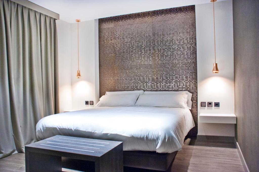 Postel nebo postele na pokoji v ubytování Sant Jordi Boutique Hotel