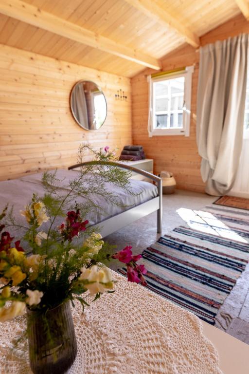 Postel nebo postele na pokoji v ubytování Prangli kodumajutus