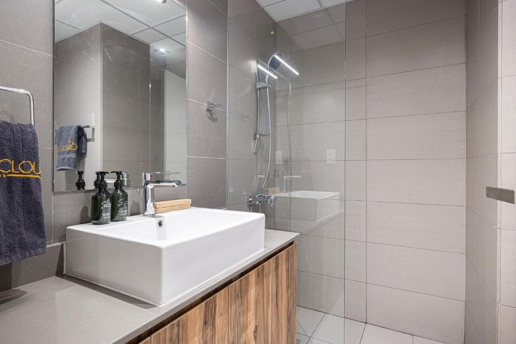 فضای داخلی 1BR The Crown Apartment by Blue Cloud Holidays در شارجه - تصویر ۳