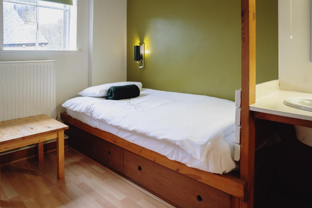 Postel nebo postele na pokoji v ubytování IOU Hebden Bridge Vegetarian Hostel