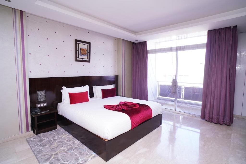 Postel nebo postele na pokoji v ubytování Hotel La Capitale