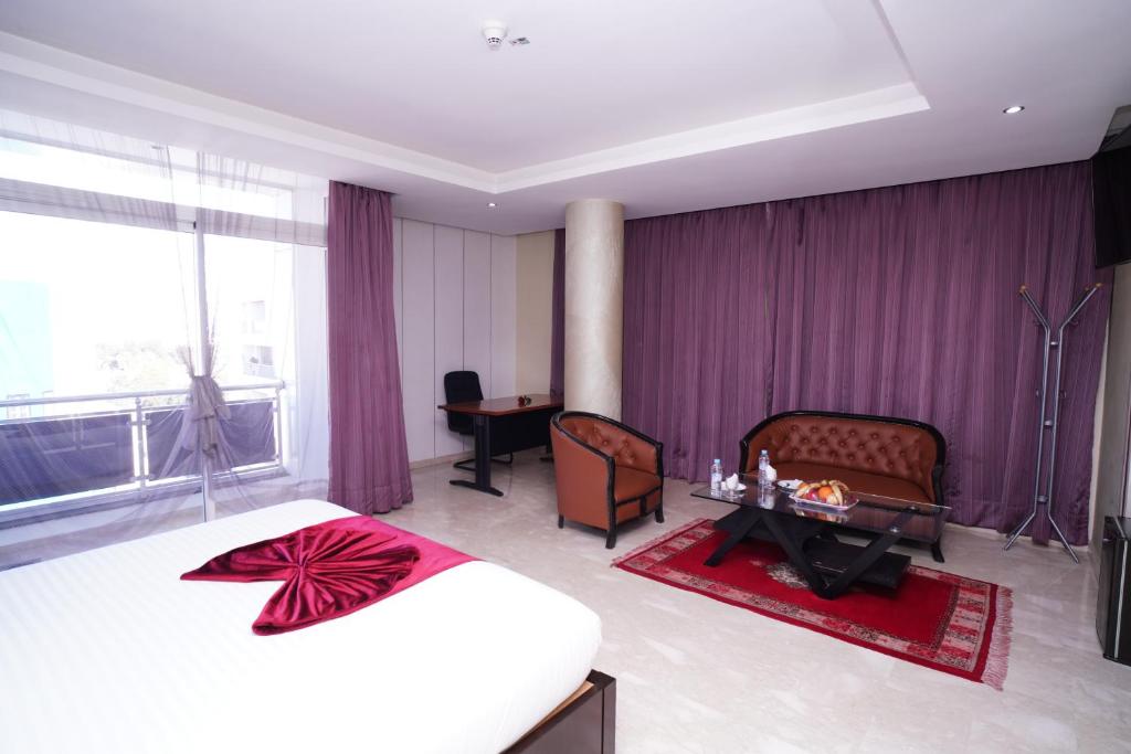 Postel nebo postele na pokoji v ubytování Hotel La Capitale