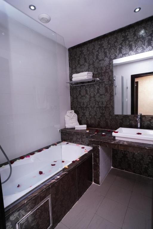 Koupelna v ubytování Hotel La Capitale