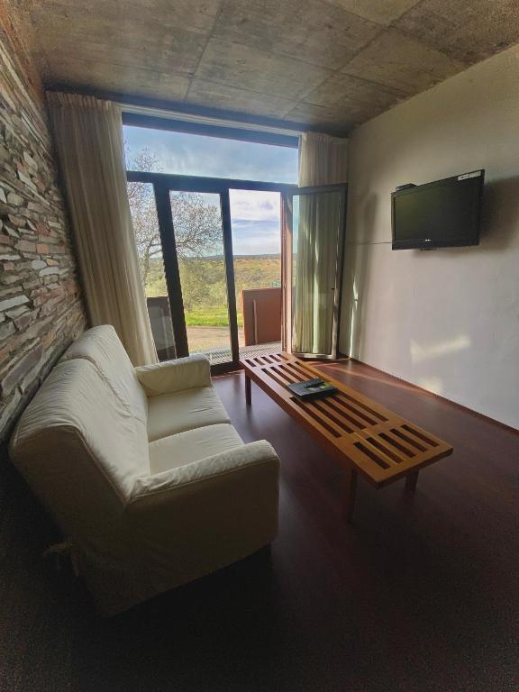 Una televisión o centro de entretenimiento en Hotel Parque de Monfragüe