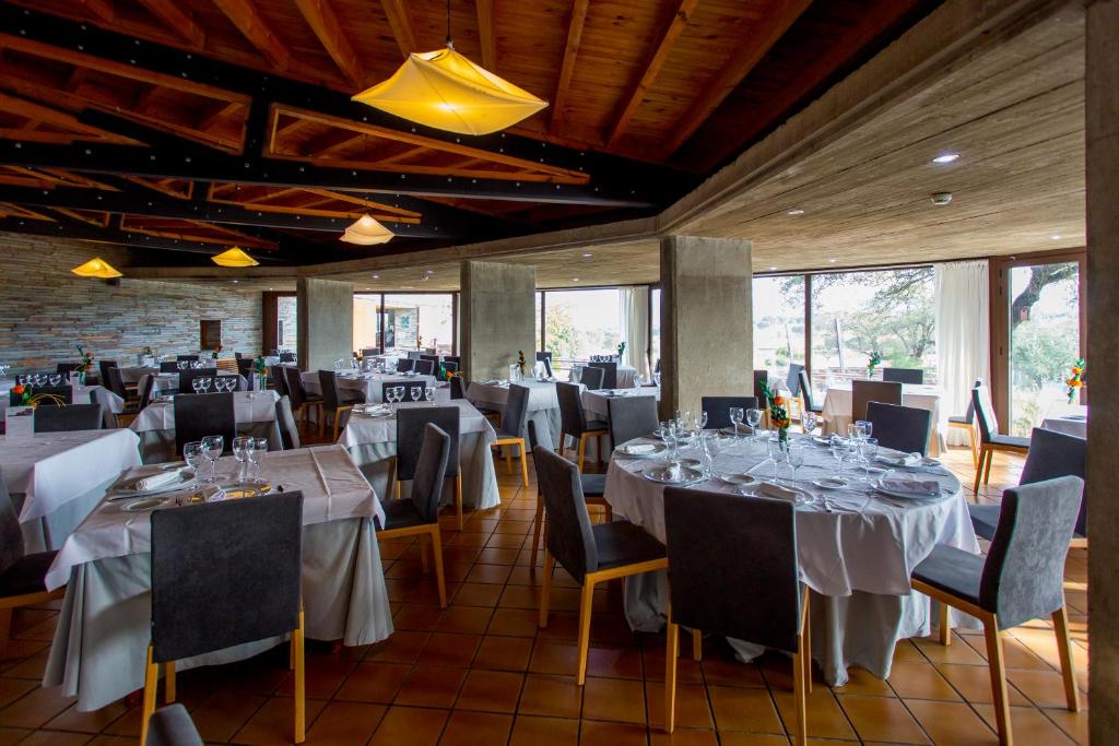 Un restaurante o sitio para comer en Hotel Parque de Monfragüe