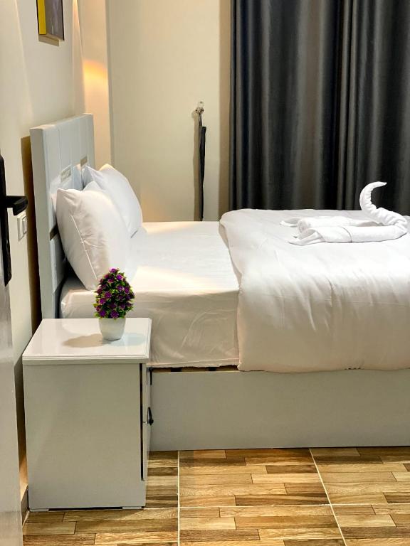 Postel nebo postele na pokoji v ubytování Sky light hotel