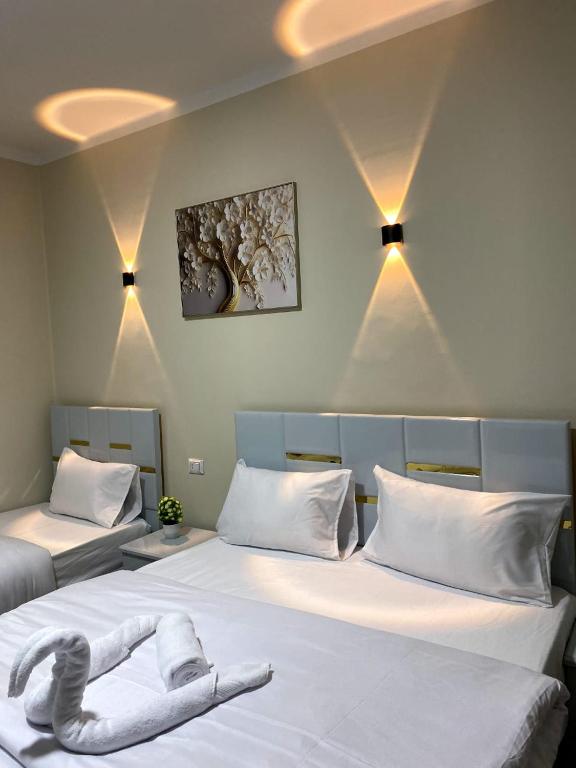 Postel nebo postele na pokoji v ubytování Sky light hotel