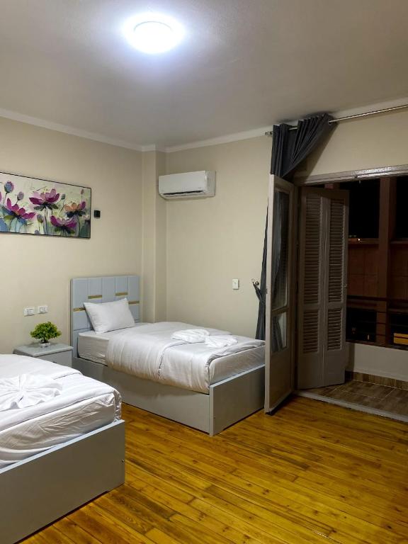 Postel nebo postele na pokoji v ubytování Sky light hotel