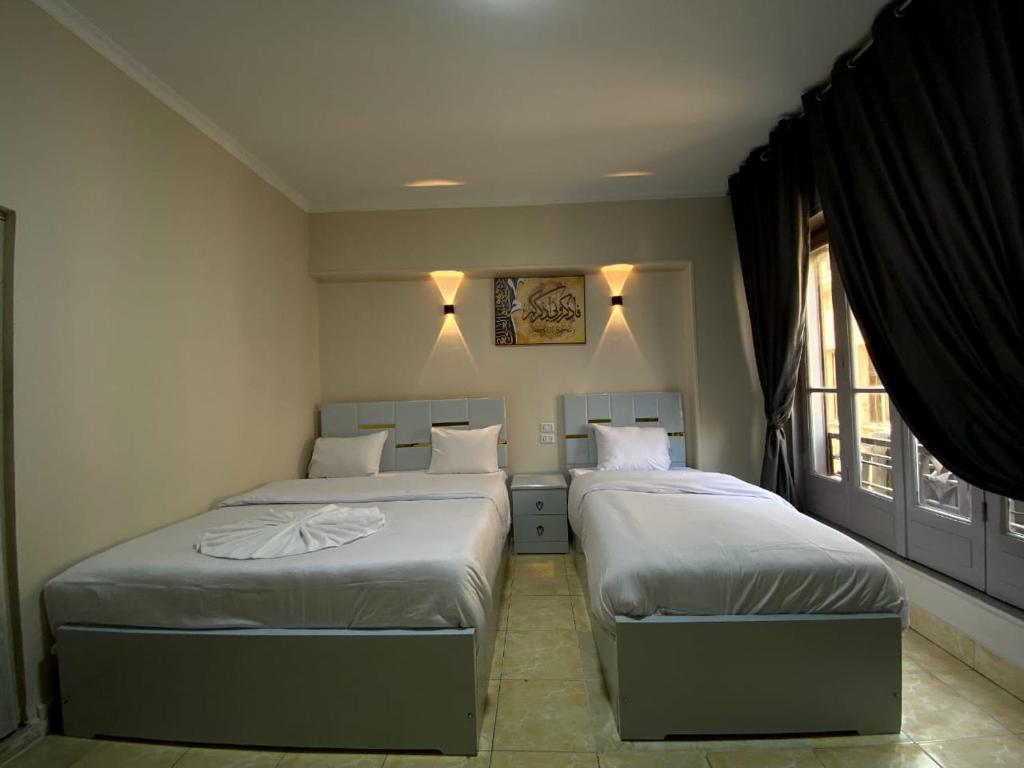 Postel nebo postele na pokoji v ubytování Sky light hotel