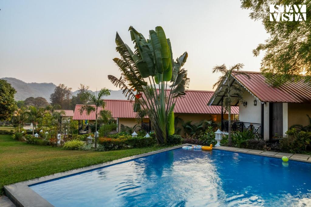 Piscina de la sau aproape de StayVista at Ever Falls - BBQ, Bonfire, Pool