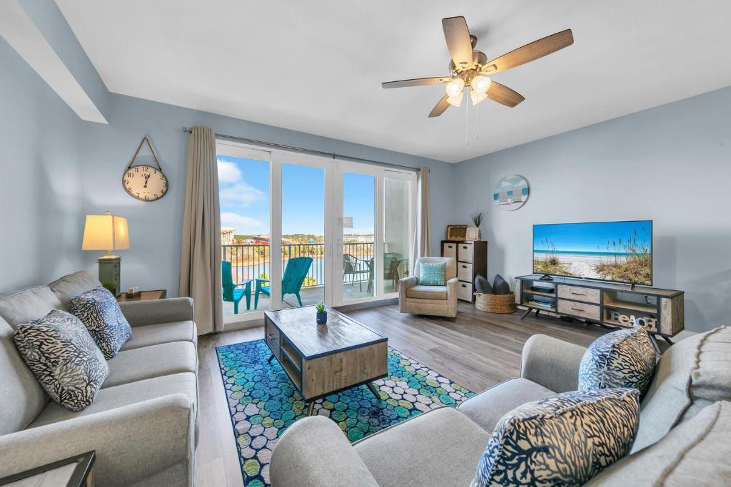 un salon avec un canapé et une télévision dans l'établissement Laketown Wharf 402, à Panama City Beach