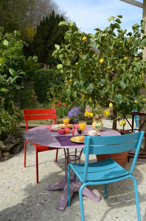 une table et deux chaises avec de la nourriture dans l'établissement Chez L'Antiquaire, à Hauterives