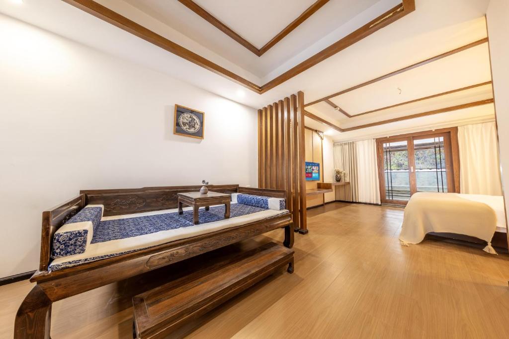 Wushiju丨Zhenyuan Ancient City Riverside B&B客房内的一张或多张床位