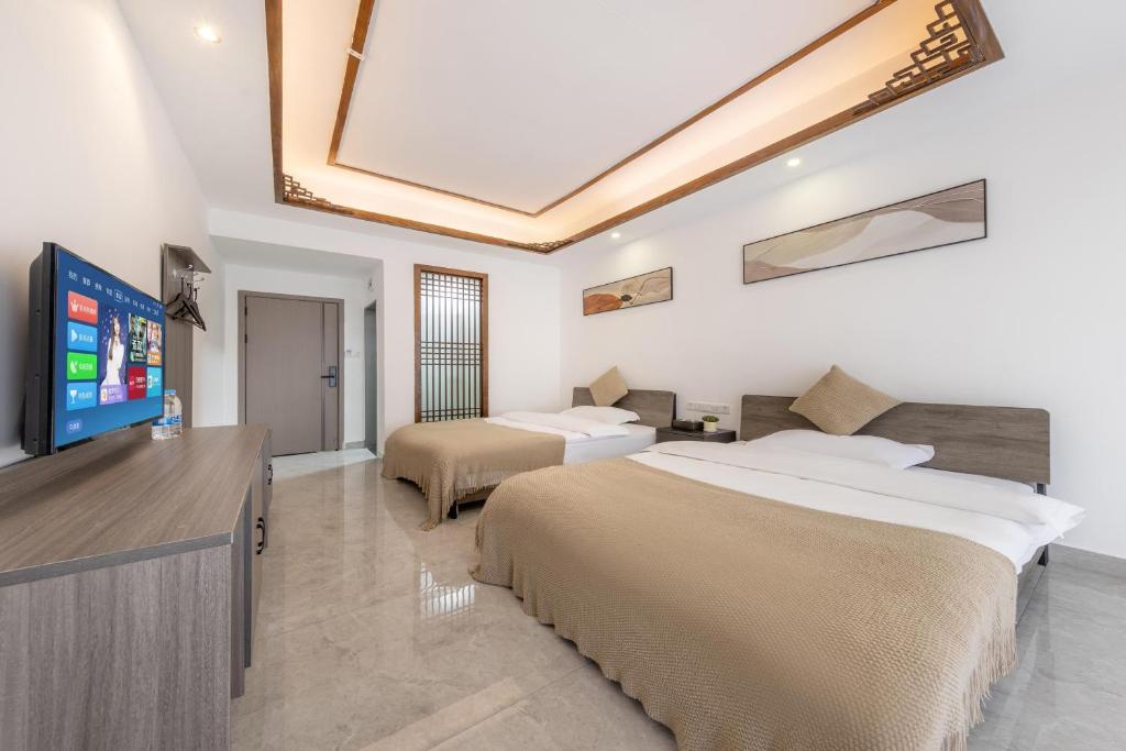 Wushiju丨Zhenyuan Ancient City Riverside B&B客房内的一张或多张床位