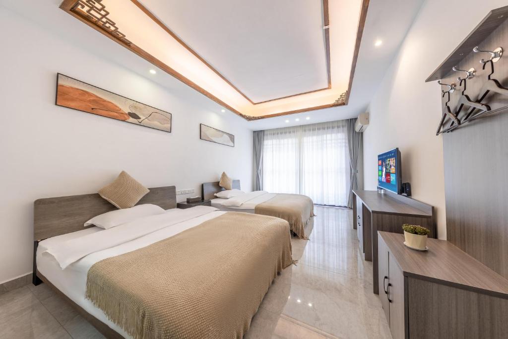 Wushiju丨Zhenyuan Ancient City Riverside B&B客房内的一张或多张床位