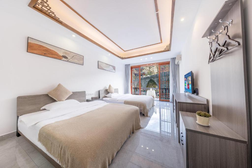 Wushiju丨Zhenyuan Ancient City Riverside B&B客房内的一张或多张床位