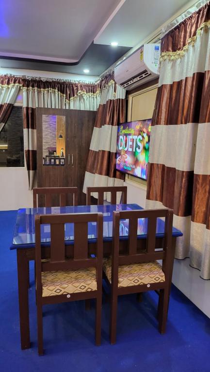 TV o dispositivi per l'intrattenimento presso Hill View Homes,AC Suites in trivandrum