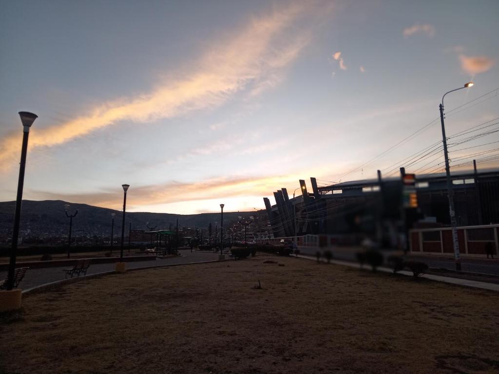 プーノにあるHapitonの夕日を背景にした通りの景色