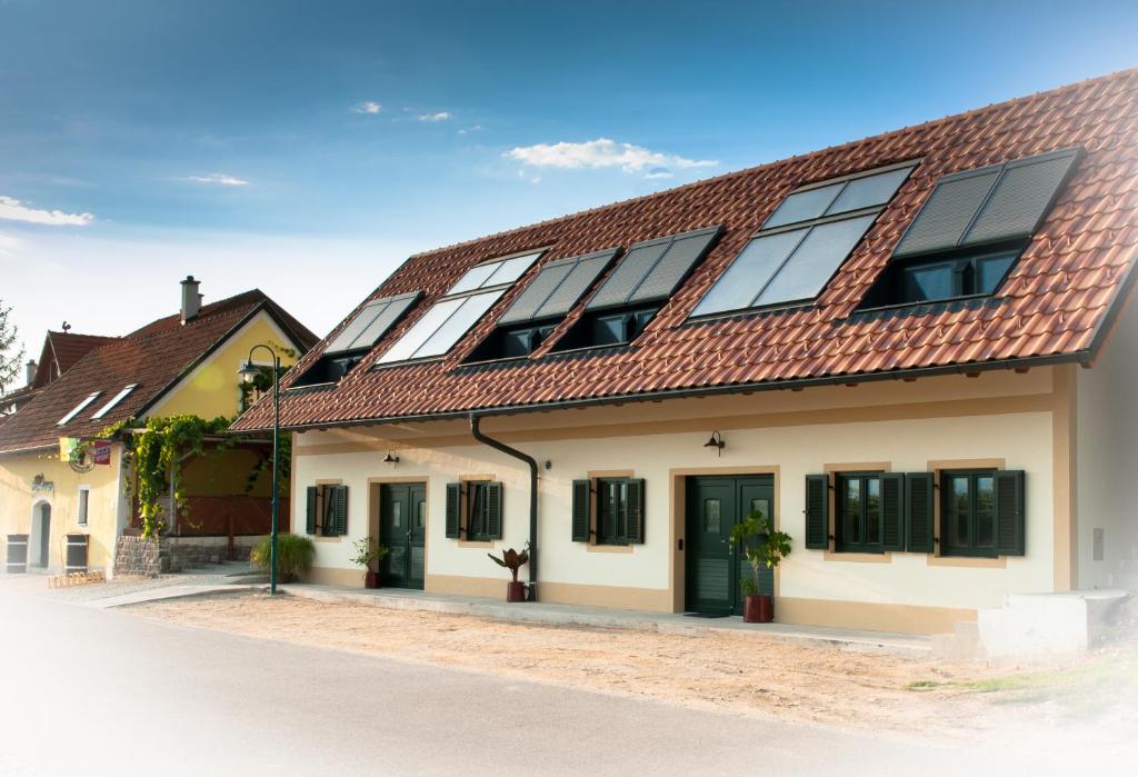ein altes Haus mit rotem Dach in der Unterkunft Gästehaus Wildpert in Engabrunn