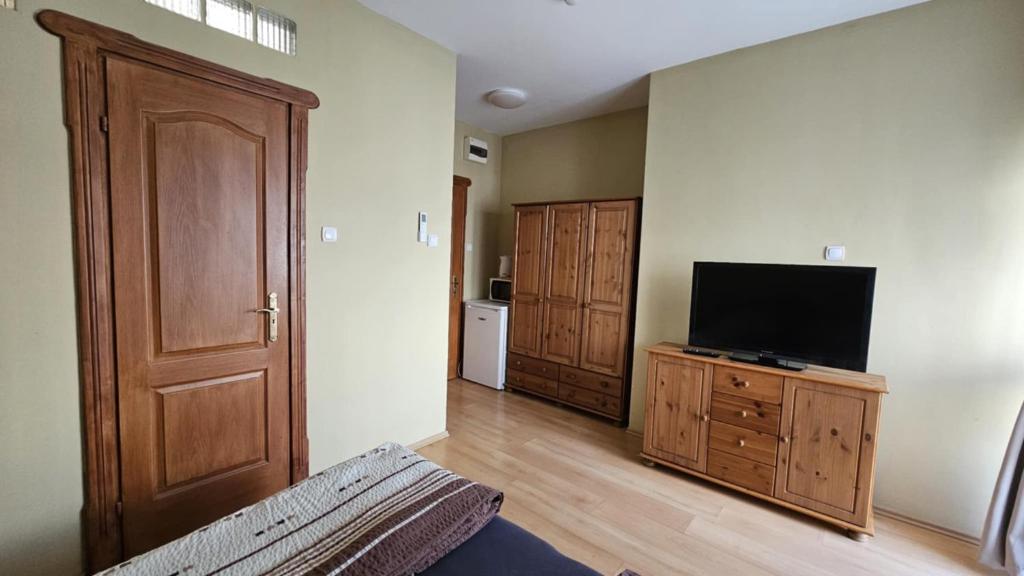 TV a/nebo společenská místnost v ubytování Rózsakert Apartmanház