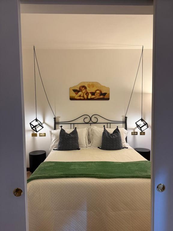 sypialnia z dużym łóżkiem i dwiema poduszkami w obiekcie Chianciano Lettings w mieście Chianciano Terme