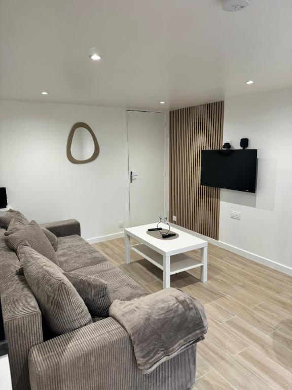 un salon avec un canapé et une table dans l'établissement Coconing, à Reims