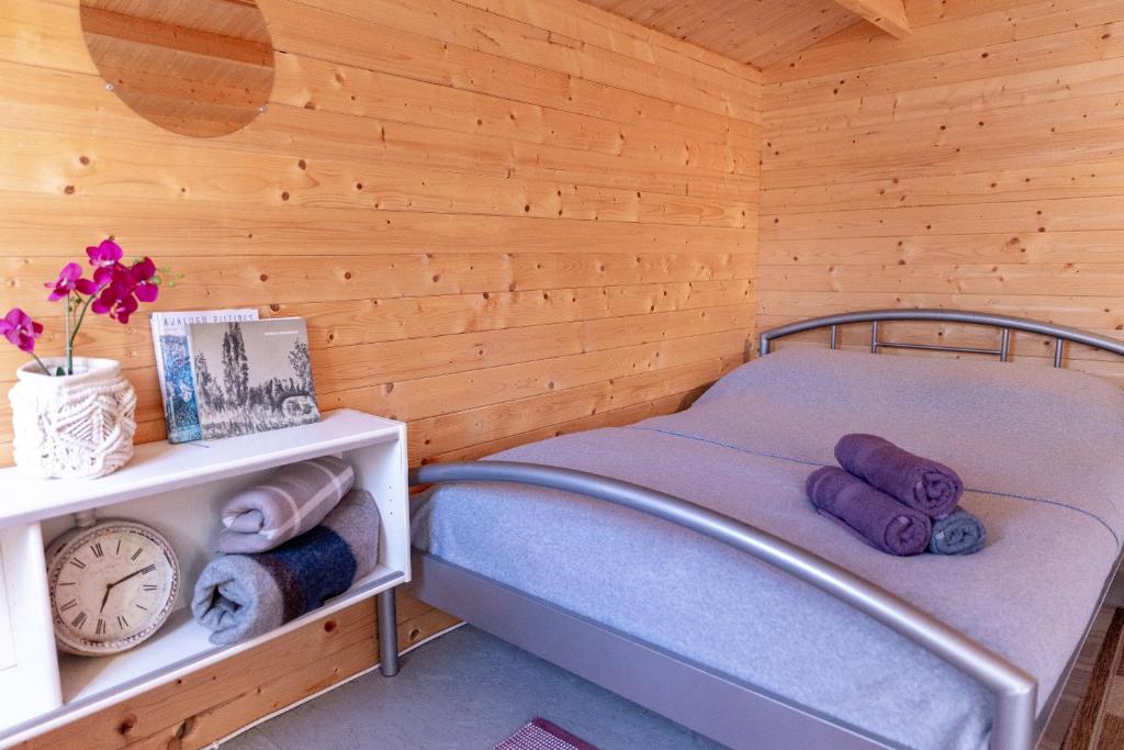 Postel nebo postele na pokoji v ubytování Prangli kodumajutus