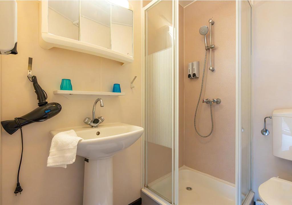 Koupelna v ubytování Chaletparc Krabbenkreek Zeeland - Hotel rooms "Terra Mare"