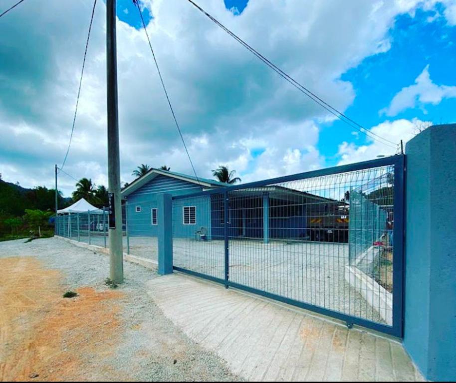 ein blauer Zaun vor einem blauen Gebäude in der Unterkunft Kawaii StudioStay Kuala Terengganu in Kuala Terengganu