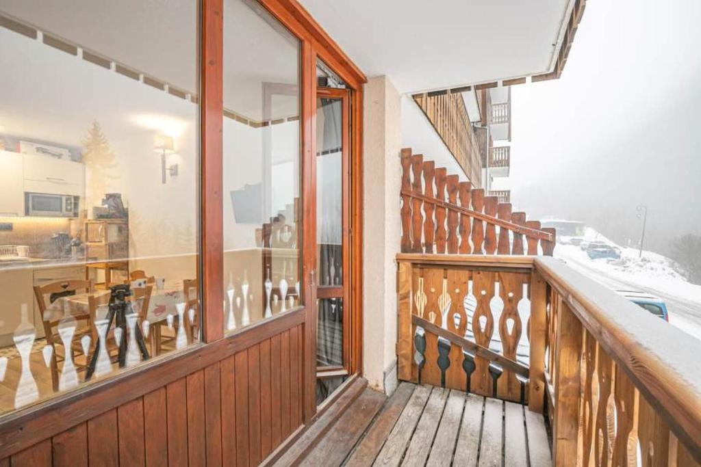 a balcony of a house in the snow at Studio 4 personnes cœur station in Valfréjus