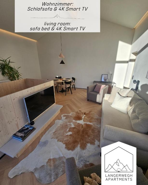 un soggiorno con divano e camino di Langerwegh Apartments AP1 a Fieberbrunn