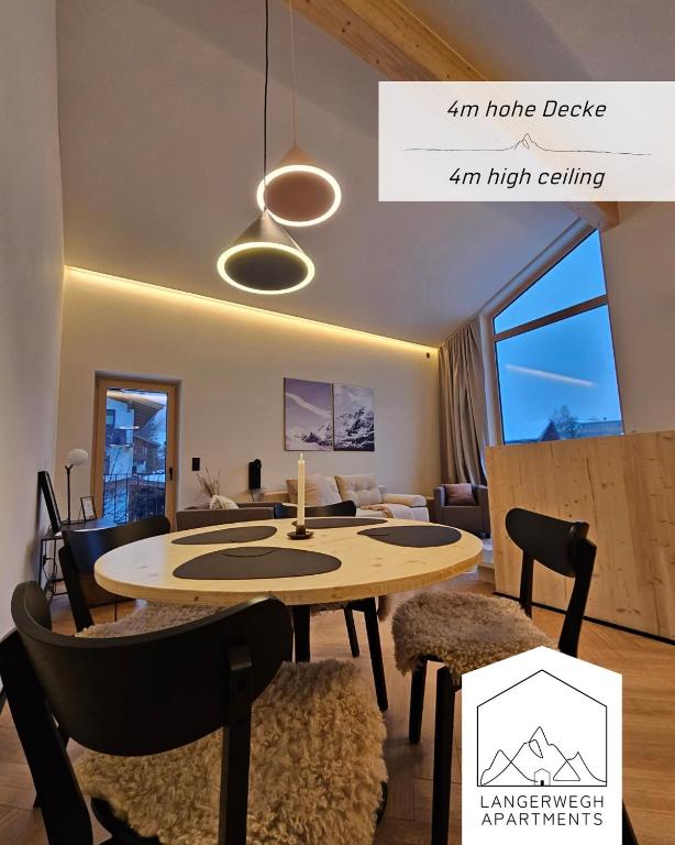 una sala da pranzo e un soggiorno con tavolo e sedie di Langerwegh Apartments AP1 a Fieberbrunn