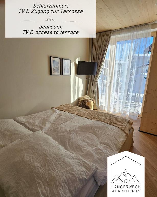 una camera con un letto e una finestra con un cartello di Langerwegh Apartments AP1 a Fieberbrunn