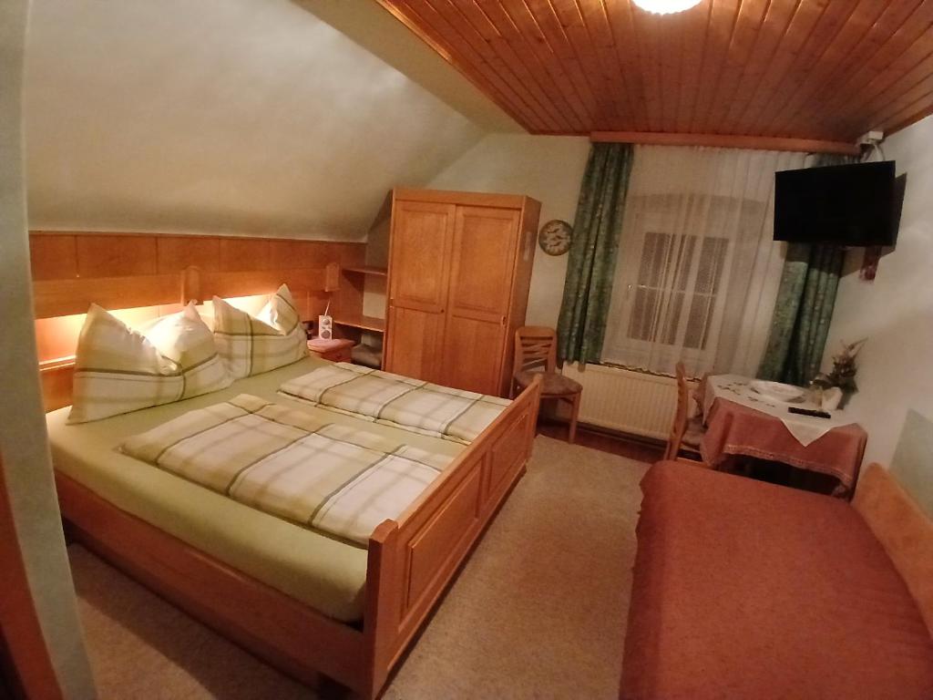 Postel nebo postele na pokoji v ubytování Panoramapension Platzer