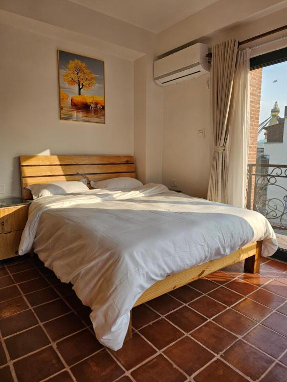 Postel nebo postele na pokoji v ubytování Yangla Home