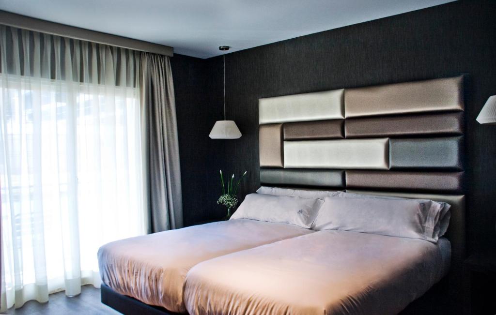 Postel nebo postele na pokoji v ubytování Sant Jordi Boutique Hotel