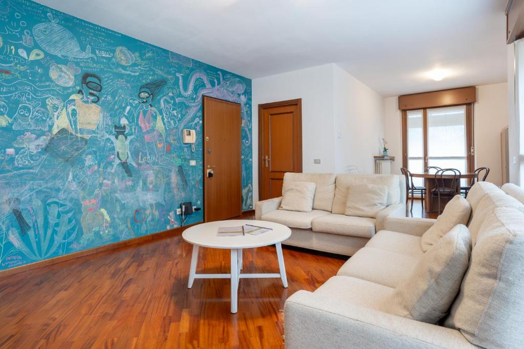 Χώρος καθιστικού στο Spacious bright apartment near city center and Como lake with air conditioning